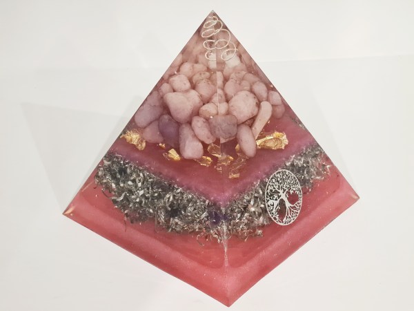 Orgonite pyramide rose om 7 chakras